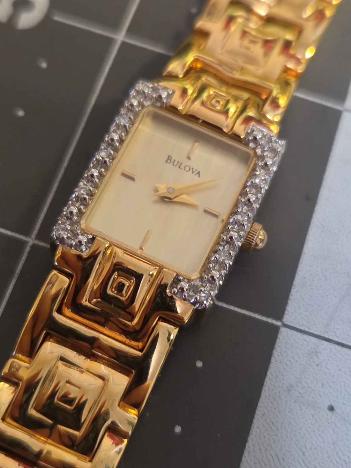 Vtg 2000 BULOVA Ladies 16mm Watch Gold Tone DIAMONDS Bezel MOP Tank 7.5″ – RUNS