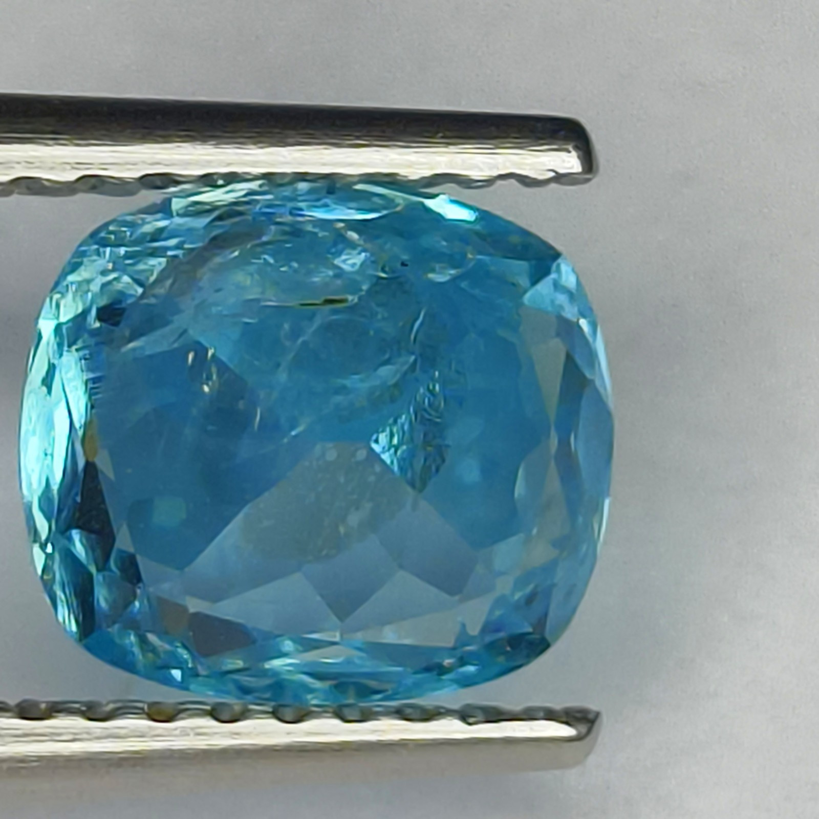 PRETTY NATURAL2.00Cts BEAUTIFUL NEON BLUE APATITE