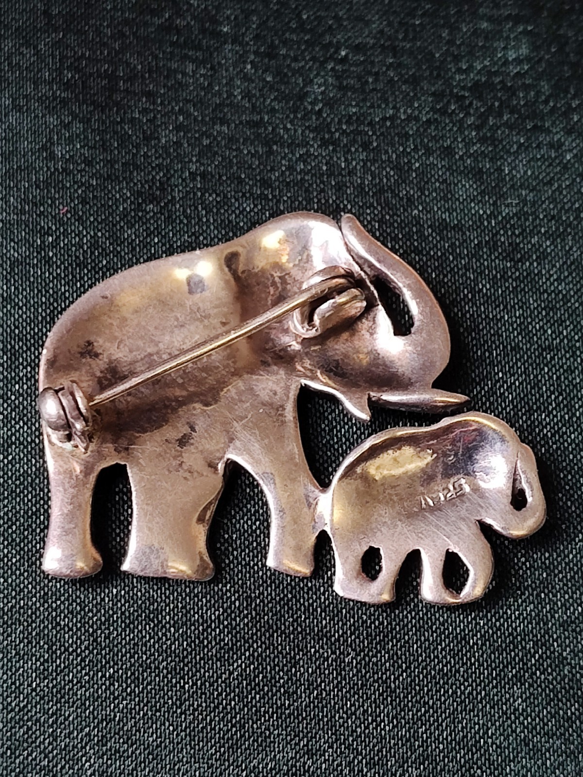 STERLING SILVER MARCASITE AND RUBY MOTHER AND BABY ELEPHANT PIN 6G