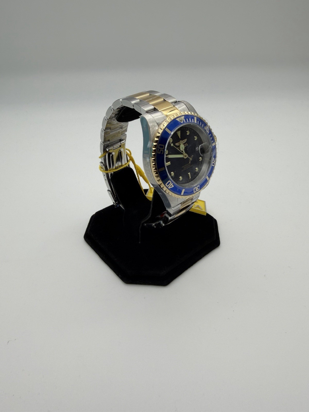 Invicta 26972 – Men’s Watch Pro Diver Quartz Blue Dial Yellow Two Tone Bracelet