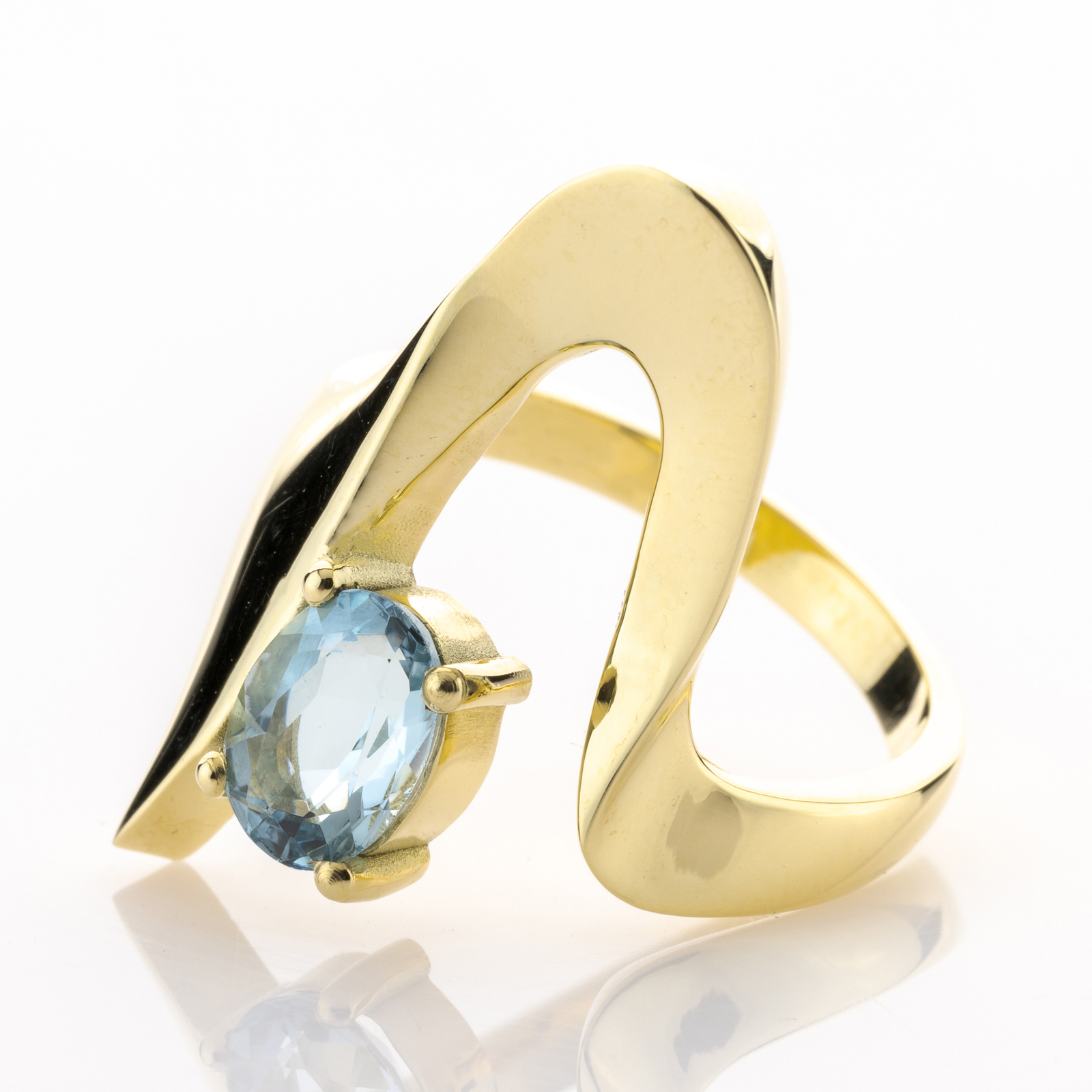 14k gold ring with an aquamarine