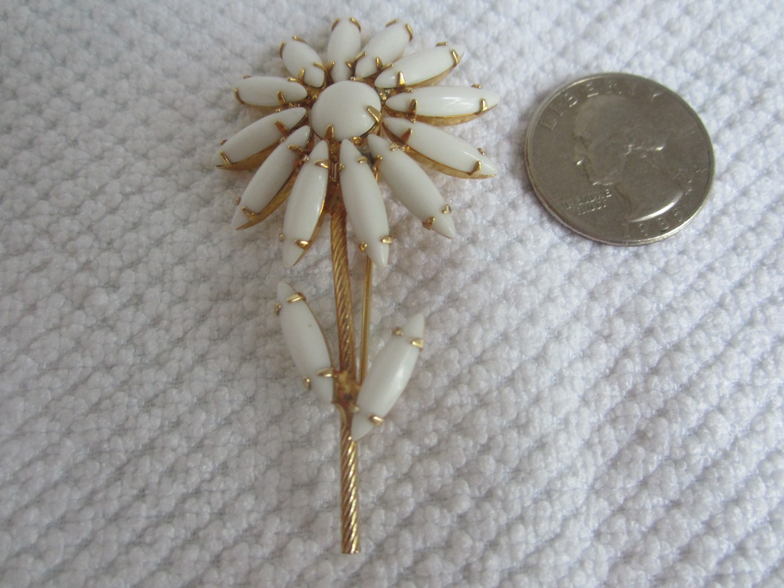 Vtg Signed Napier White Milk Glass Flower Brooch Prong Set Stones Textured Stem