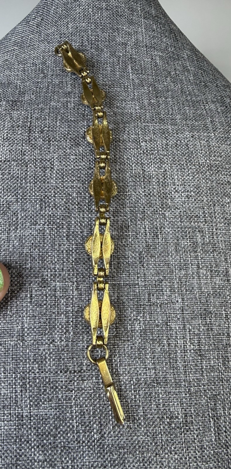 Green oval glass cabochons bezel set & gold tone link bracelet 6.5”