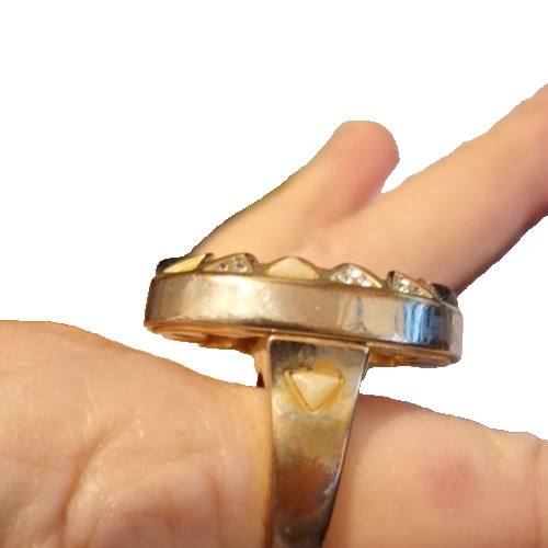 HOUSE OF HARLOW 1960 SUNBURST PEARLIZED RESIN CABOCHON COCKTAIL RING 8 Statement