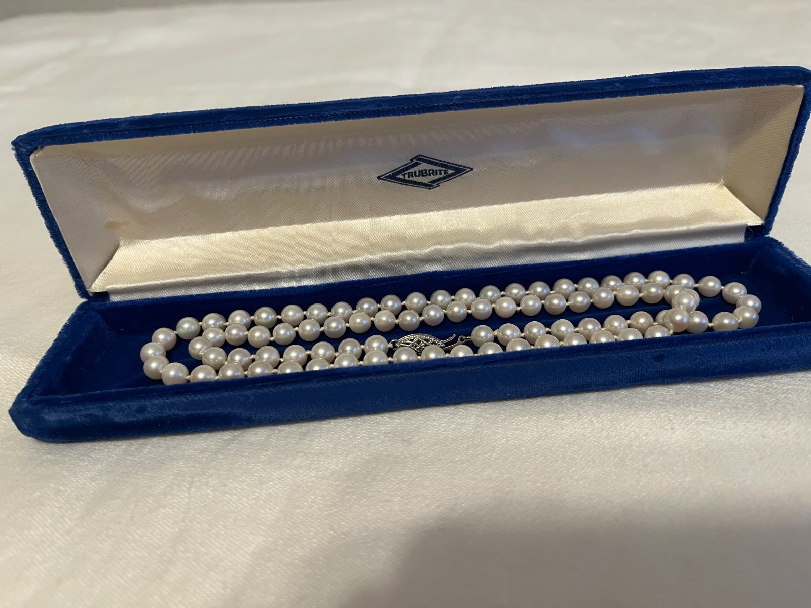 Vtg 24″ Genuine Pearl Hand Knotted Necklace 14K Clasp Clean In Case XLNT
