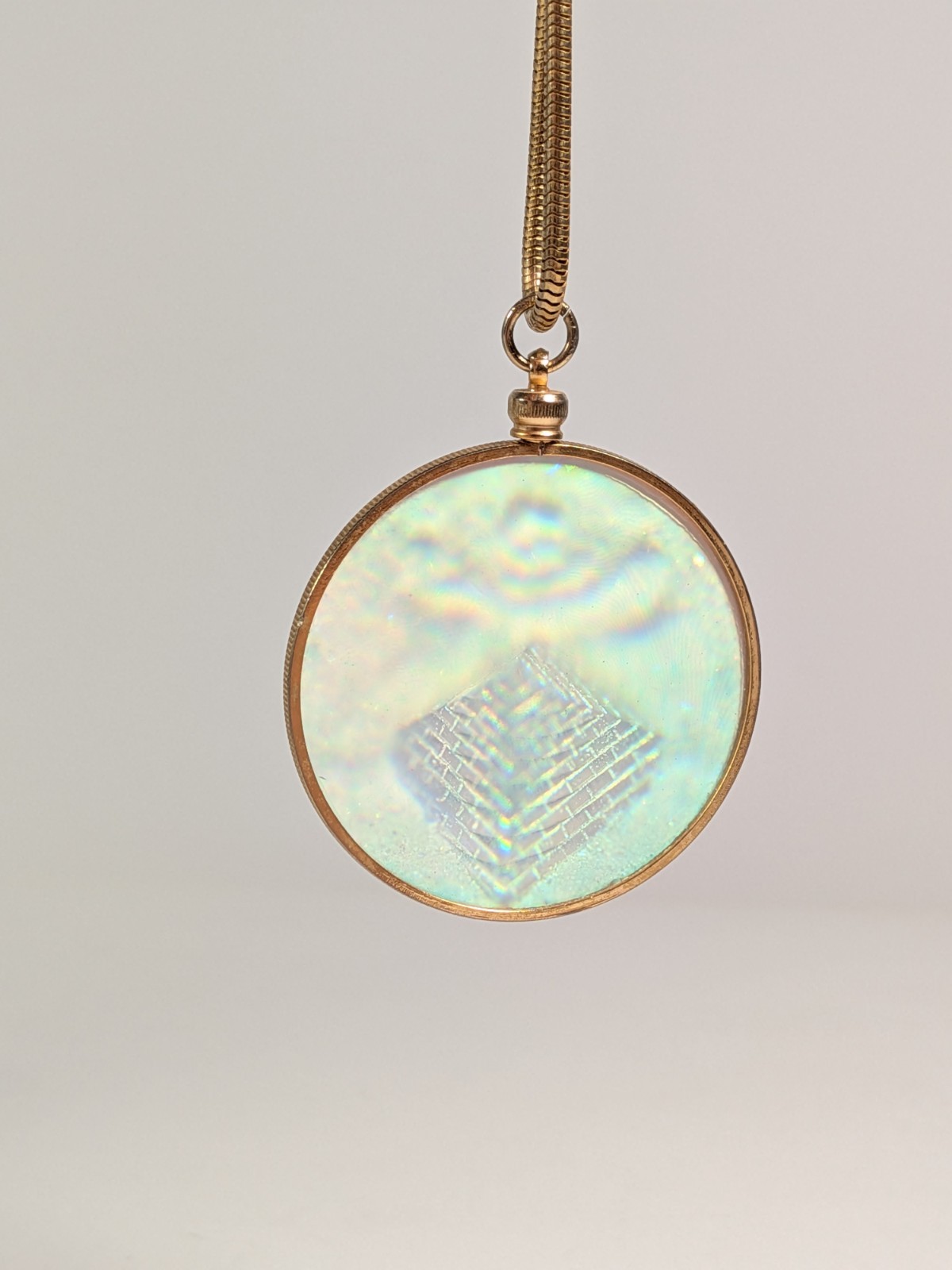 Vintage Dichromate Reflection Pyramid Hologram 3D Glass Pendant Necklace 22″