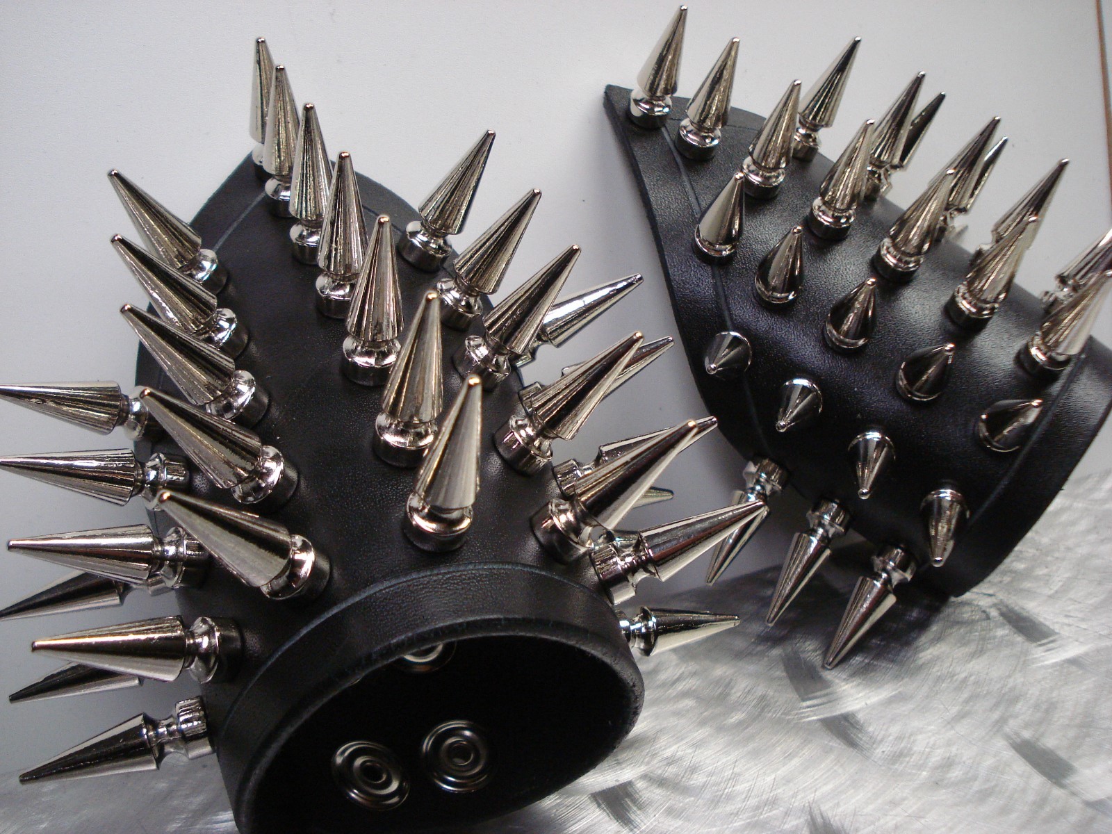 LEATHER BRACELET. SYMPHONY METAL (MDLB0159)….. THERION
