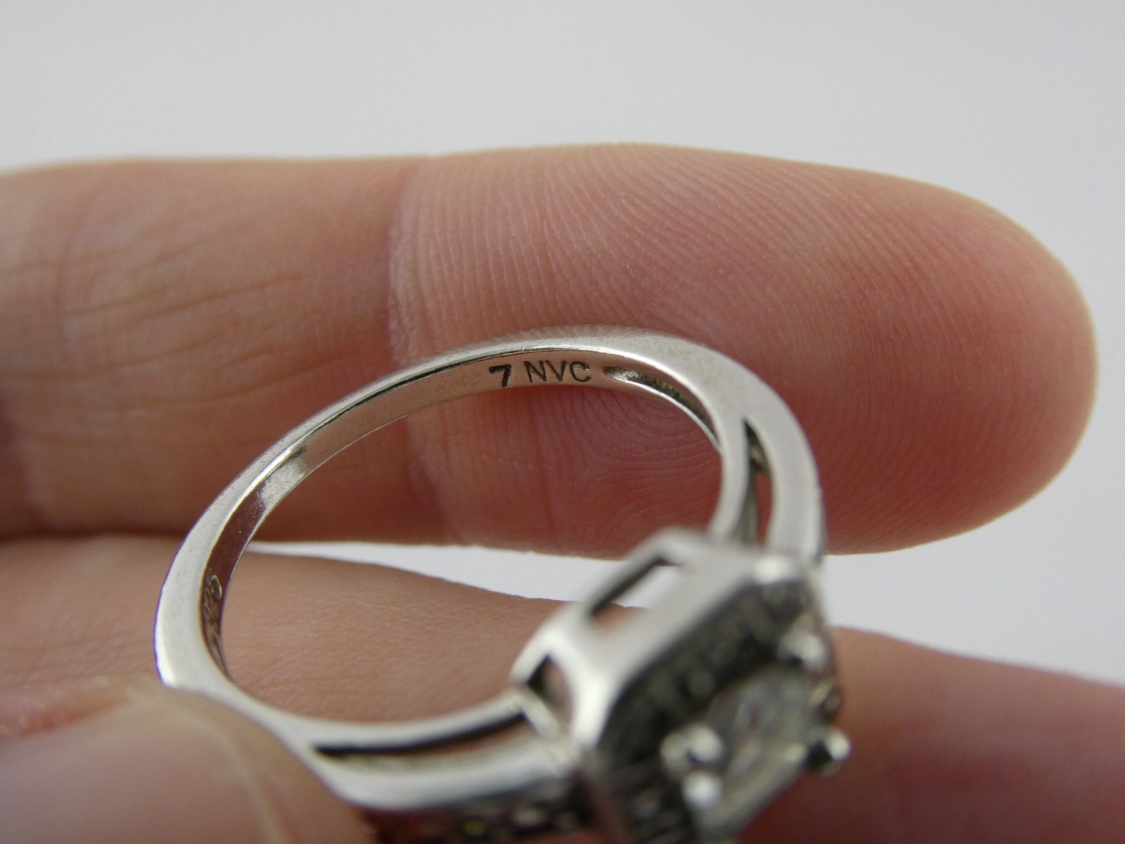 AVON Sterling Silver Aquamarine and Crystal Halo Setting Ring 3.2 Grams Size 7