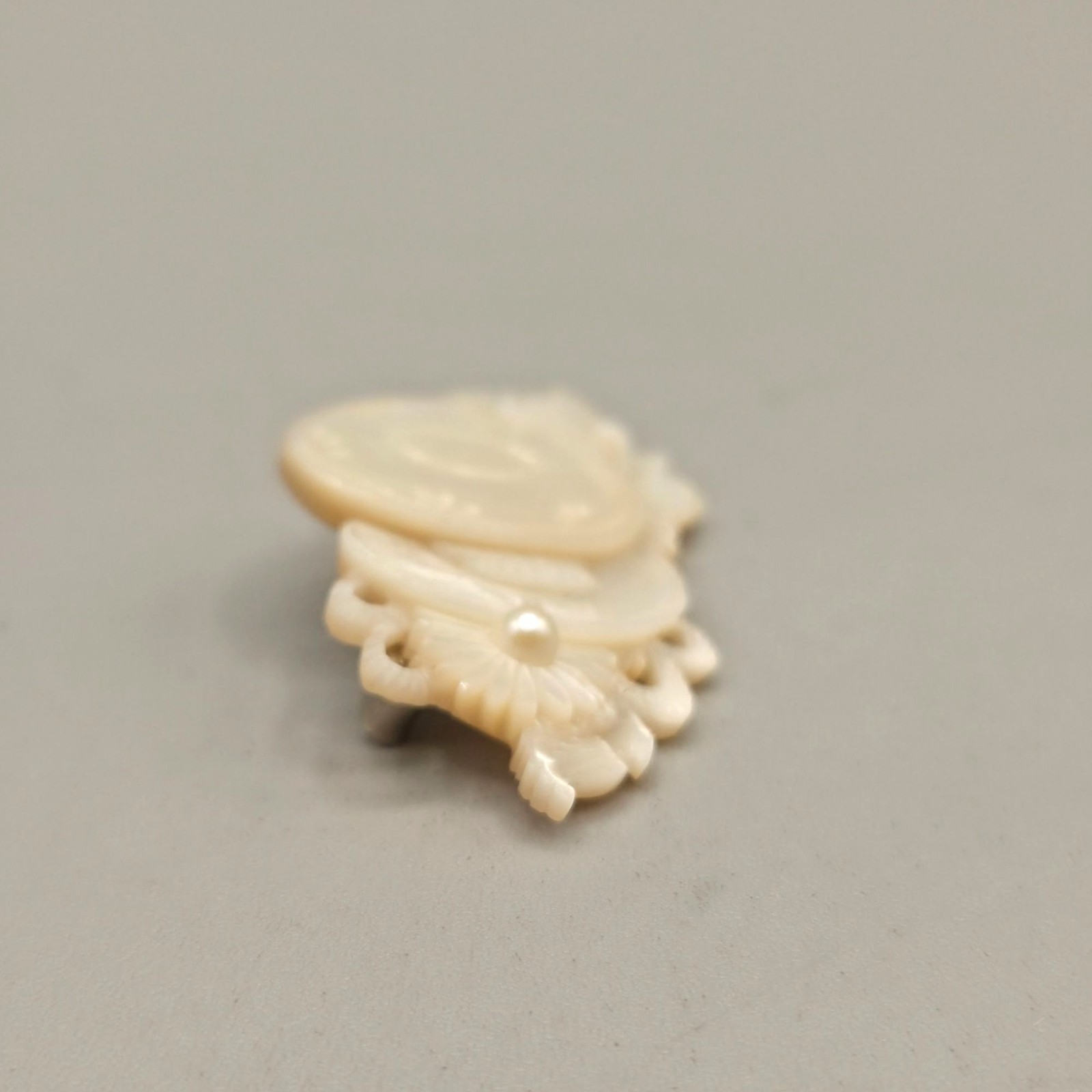 Hand Carved Mother Of Pearl Cultured Pearl Floral Brooch 1940s – 1970s