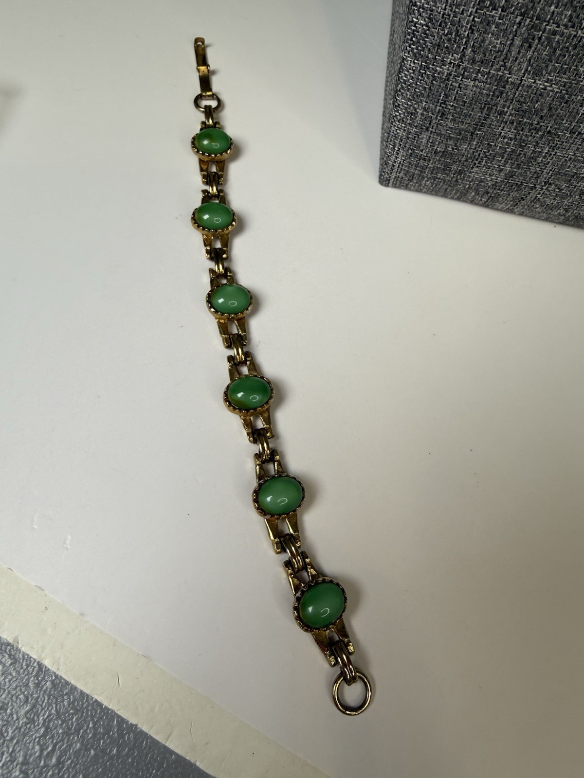 Green oval glass cabochons bezel set & gold tone link bracelet 6.5”