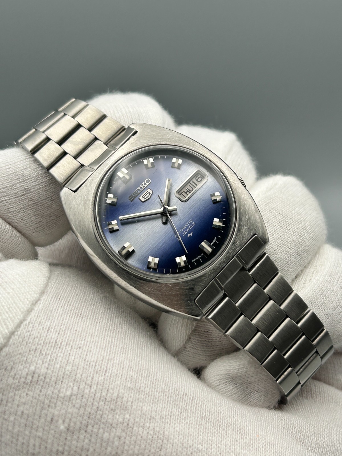 Vintage Seiko 5 Automatic Gradient Blue 21J Day/Date Men’s Wrist Watch Japan