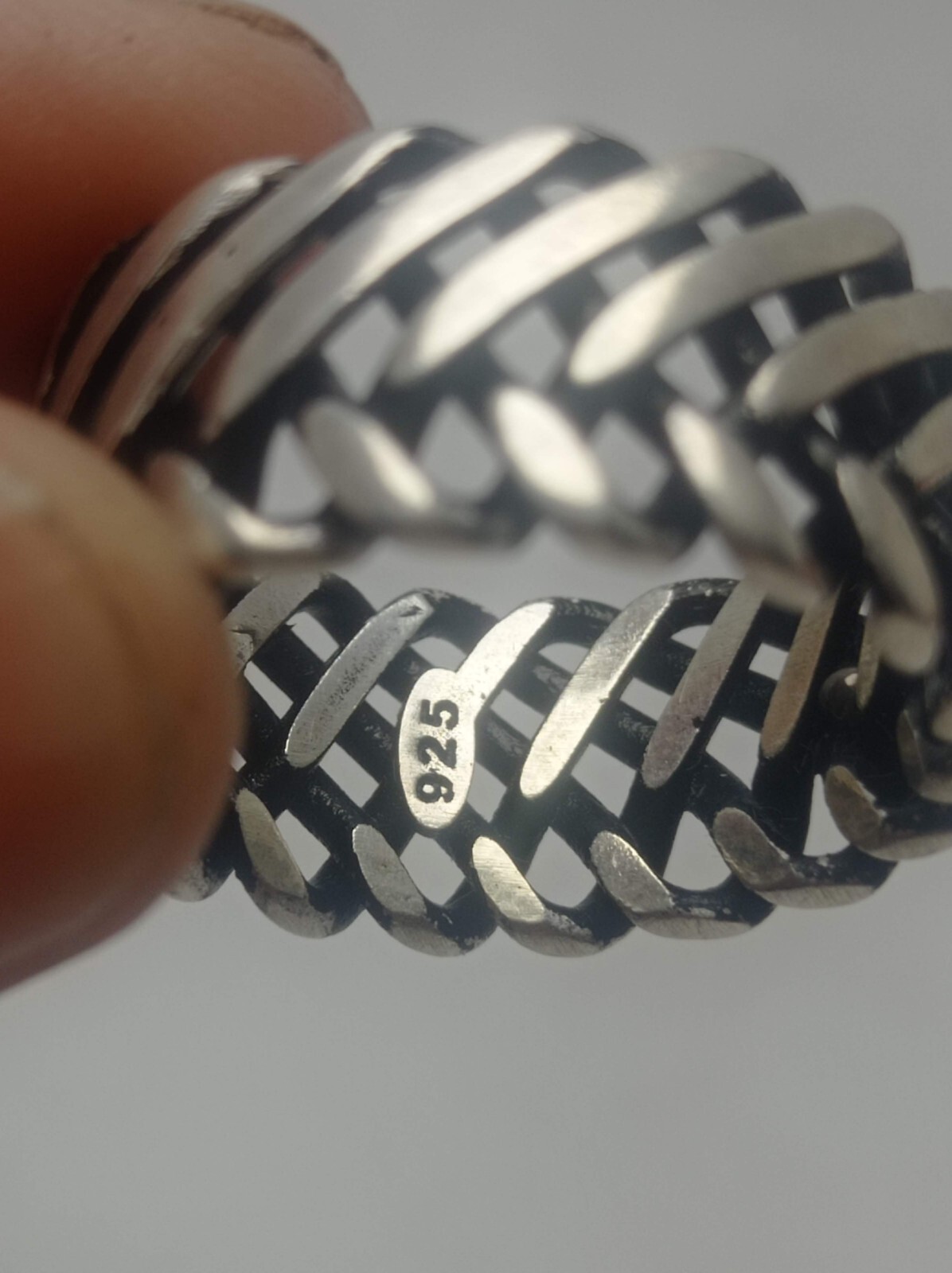 A men’s ring made of 925 silver, size 12 and weighing 10 grams. It is very beaut