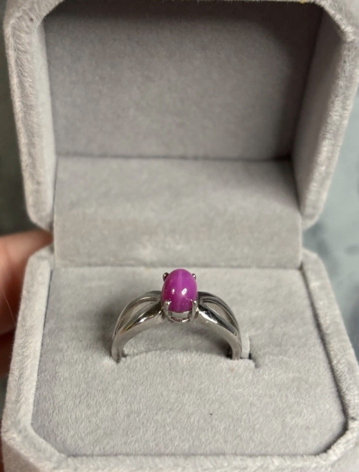 Stunning Ruby Star Sapphire 7x5mm Oval Cabochon 925 Sterling silver Ring size 6
