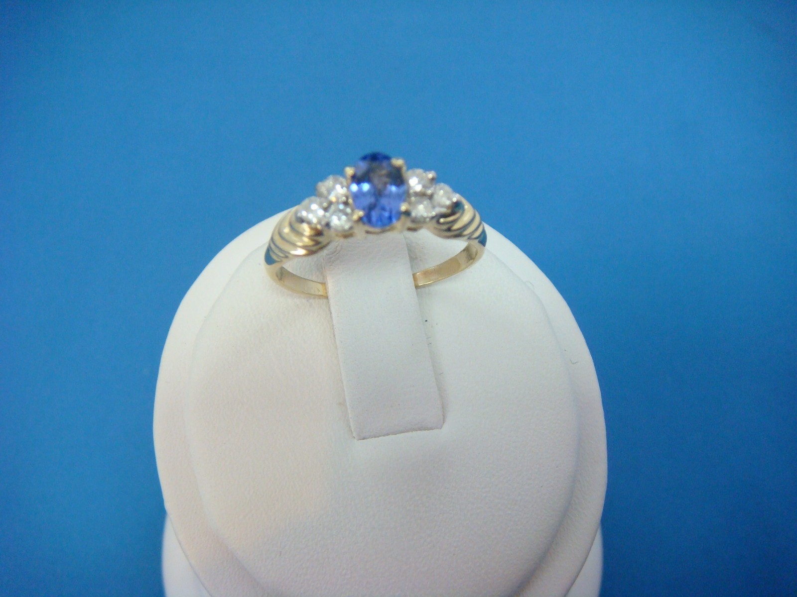TANZANITE & DIAMONDS LADIES 14K YELLOW GOLD BEAUTIFUL RING, 2.4 GRAMS, SIZE 7