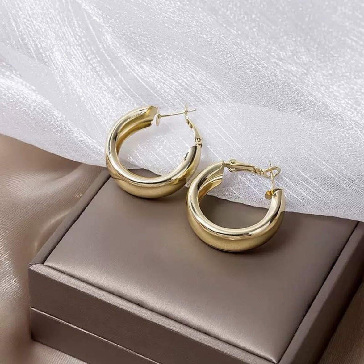 Elegant Chunky Gold Hoop Earrings for Women