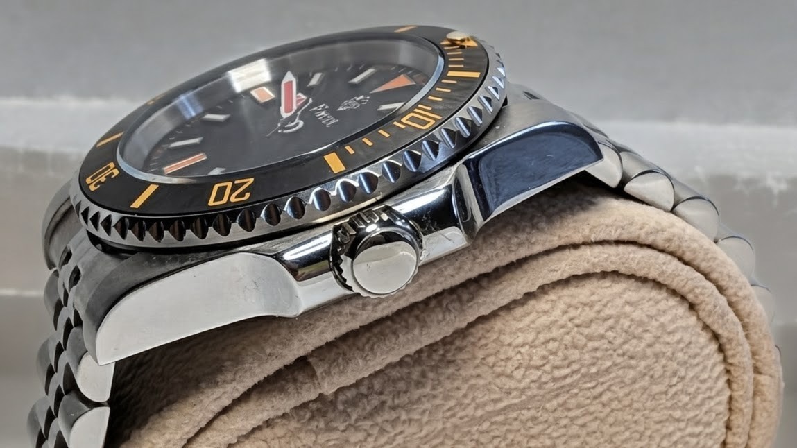 Facet Bolero men’s watch with automatic movement and exhibition caseback