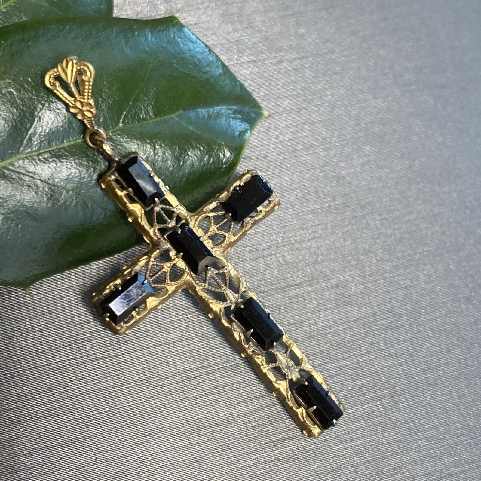Vintage Filigree Cross Pendant Estate Jewelry Pre-owned Art Glass Die Struck