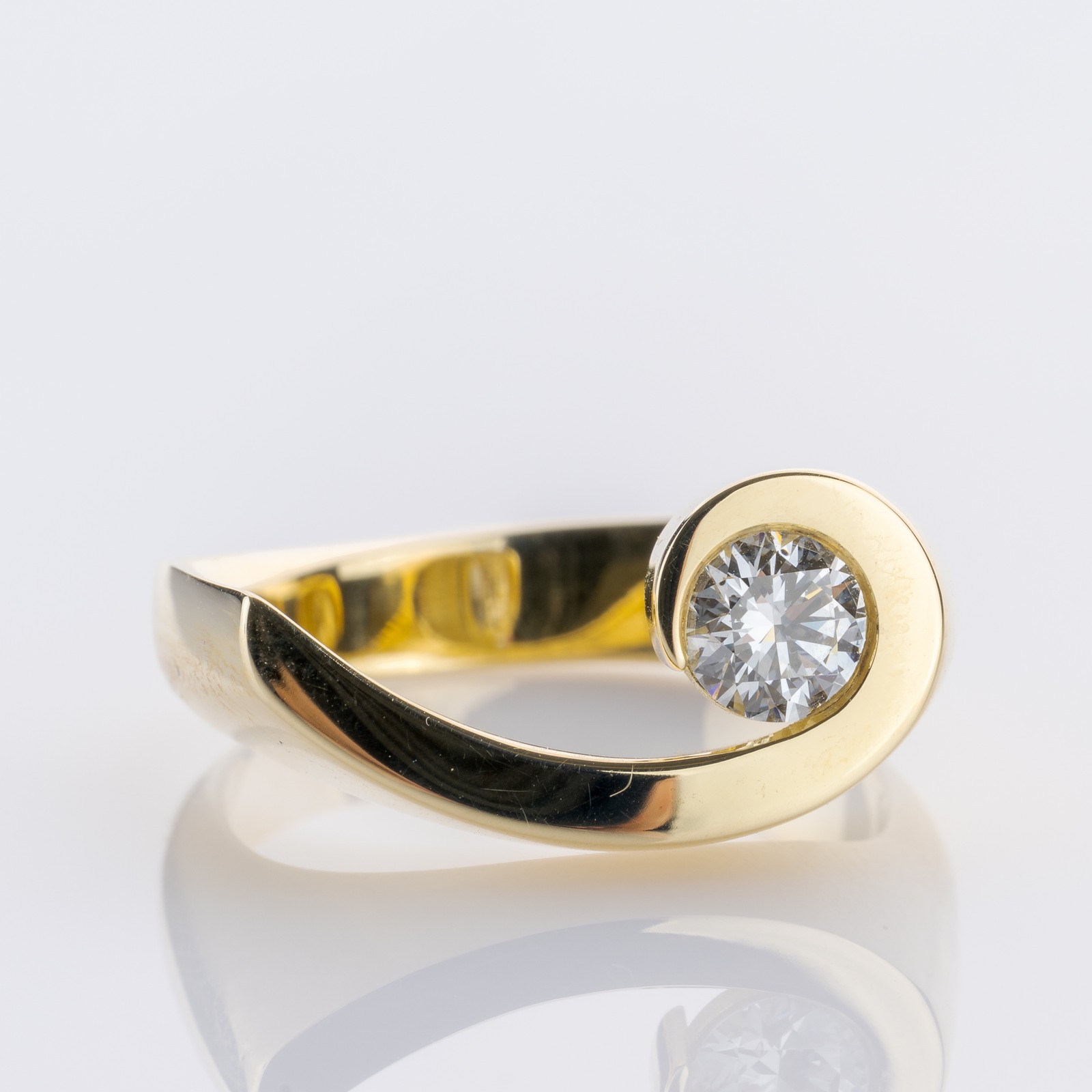 Ring in 585 gold with a 0.46ct diamond