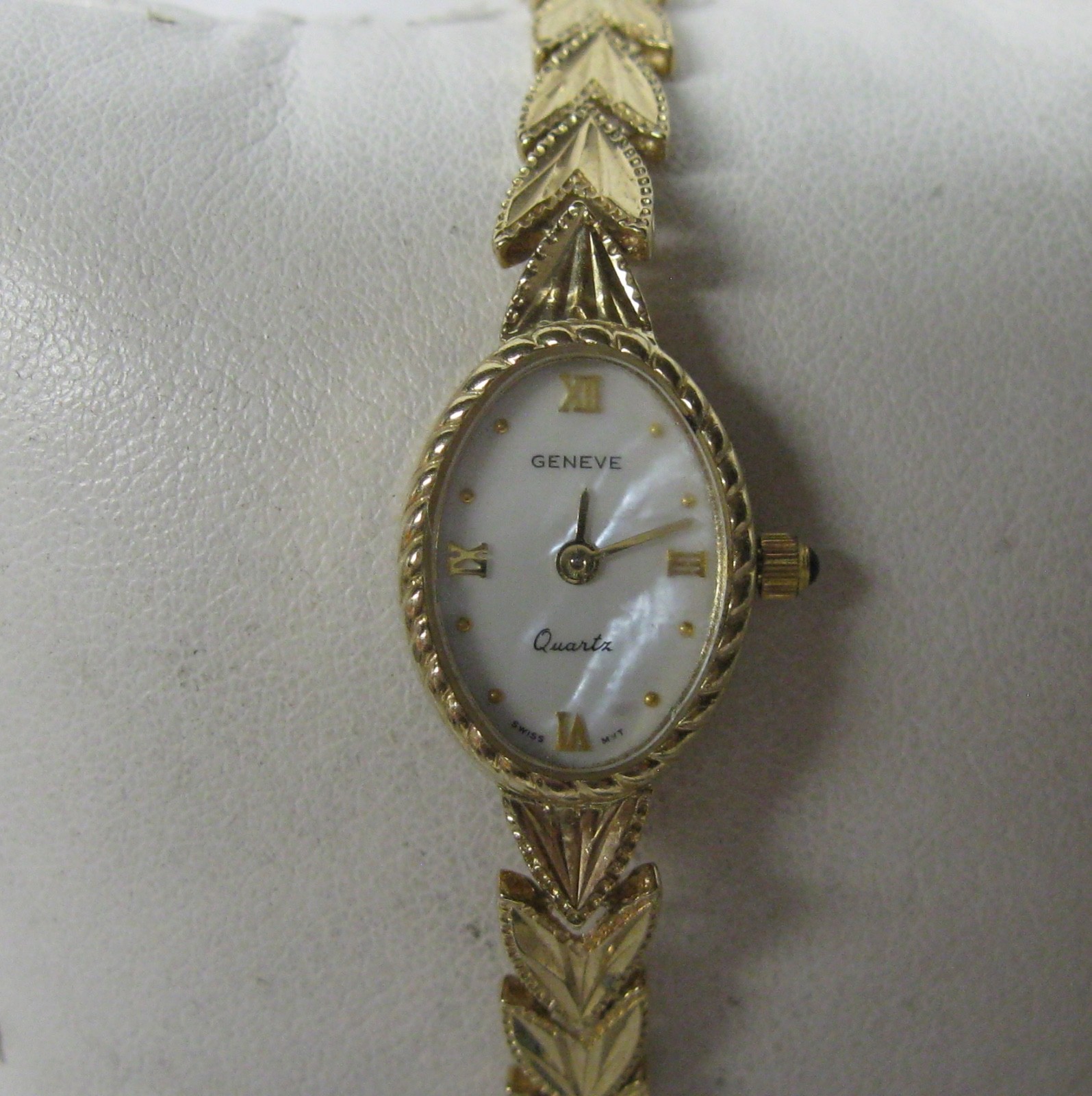 14K SOLID GOLD GENEVE SWISS QUARTZ MOTHER OF PEARL 7 1/4″ DIAMOND CUT WATCH