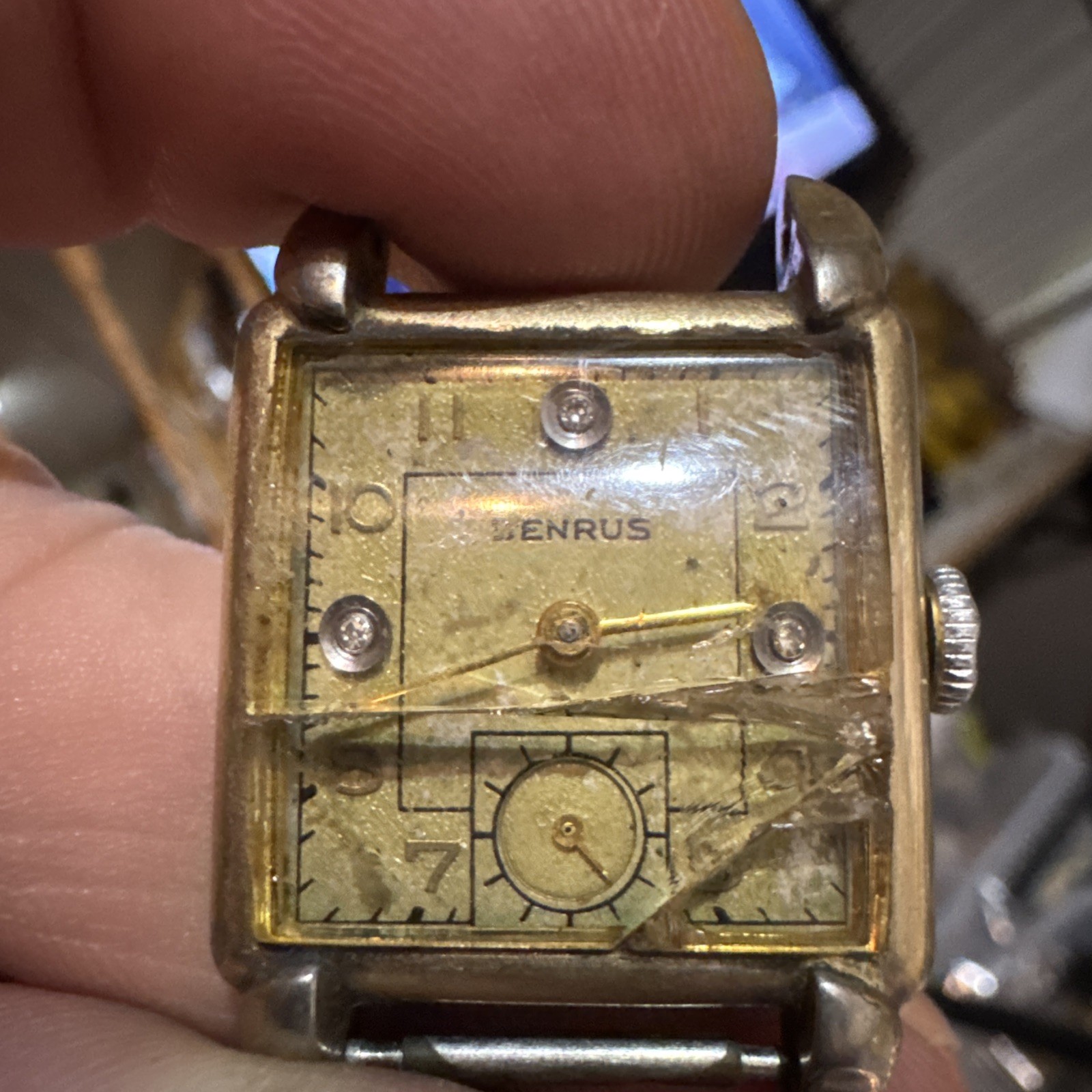 Benrus wristwatch runs and sets broke glass Crystal
