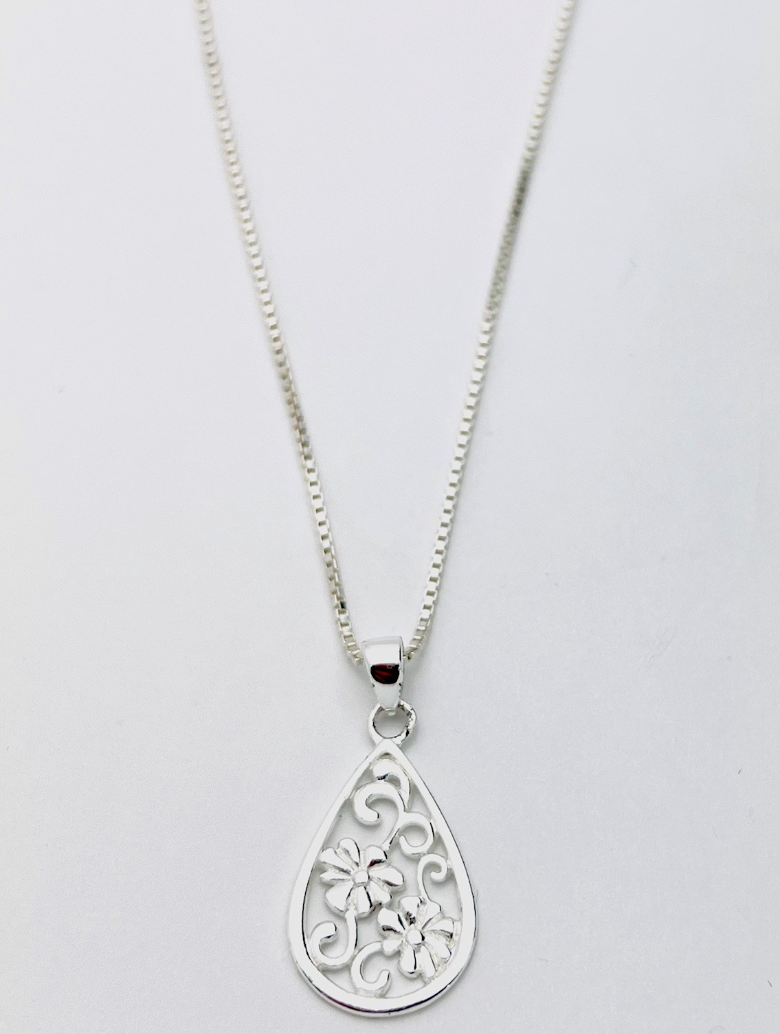 Sterling Silver 925 4.1 Gram Cutout Flowers 18” Necklace