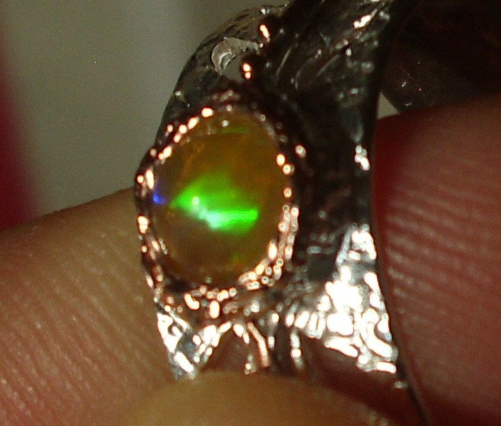 CeS Ring mit einem bunt leuchtenden mexikanischen Feueropal, mexican Opal
