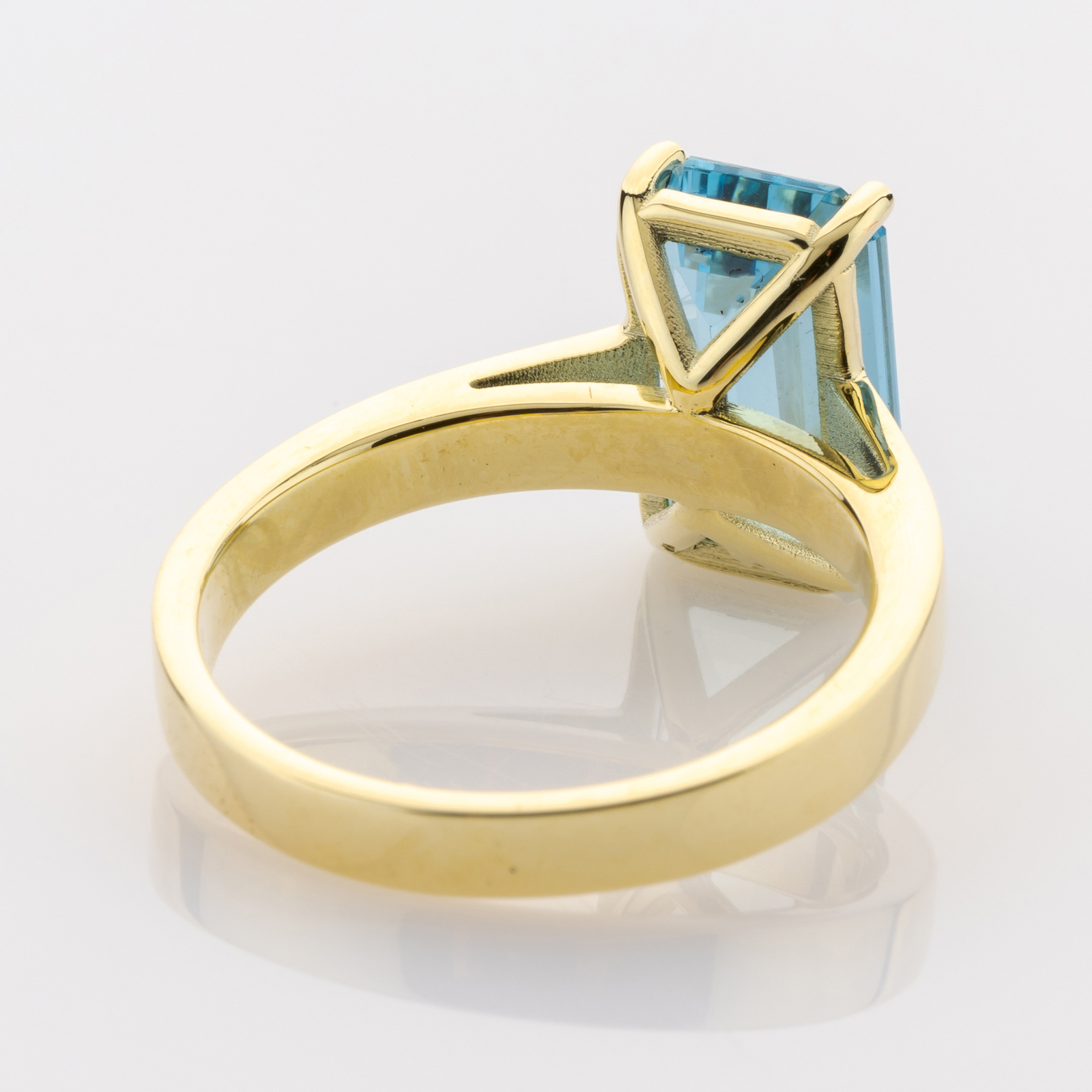 14k gold ring with an aquamarine