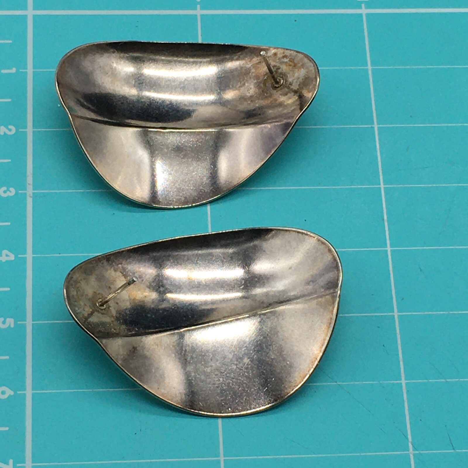 VTG Silver Tone Kidney Shape Stud Earrings 1.5″ Very Reflective