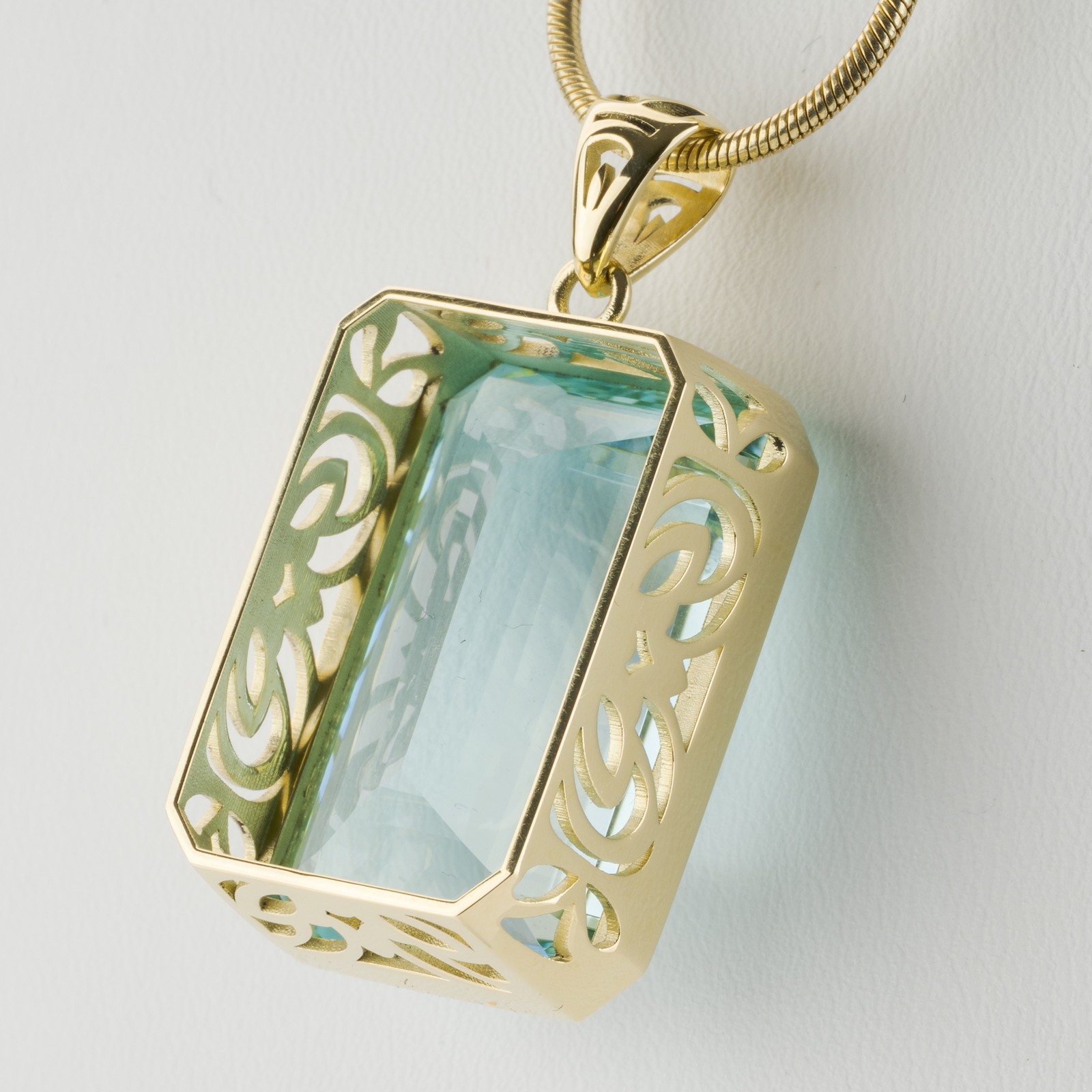 14k gold pendant with an aquamarine