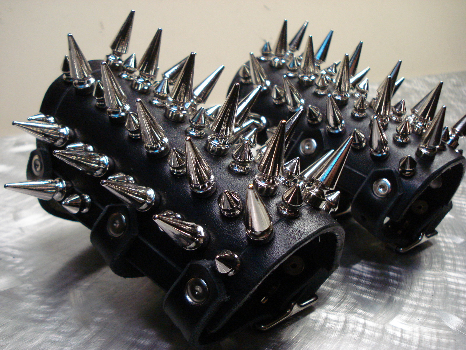 UNISEX BRACELET SMALL SIZE MIXED SPIKES.BLACK METAL. (MDLUB0267)……CONQUEROR