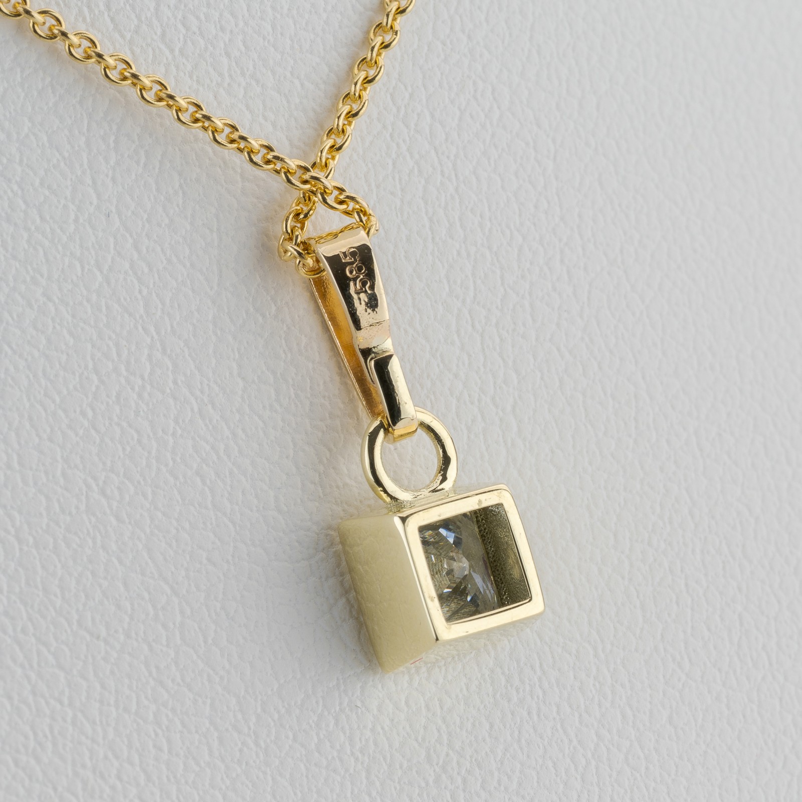 0.70 ct Diamond Pendant in 14K Yellow Gold