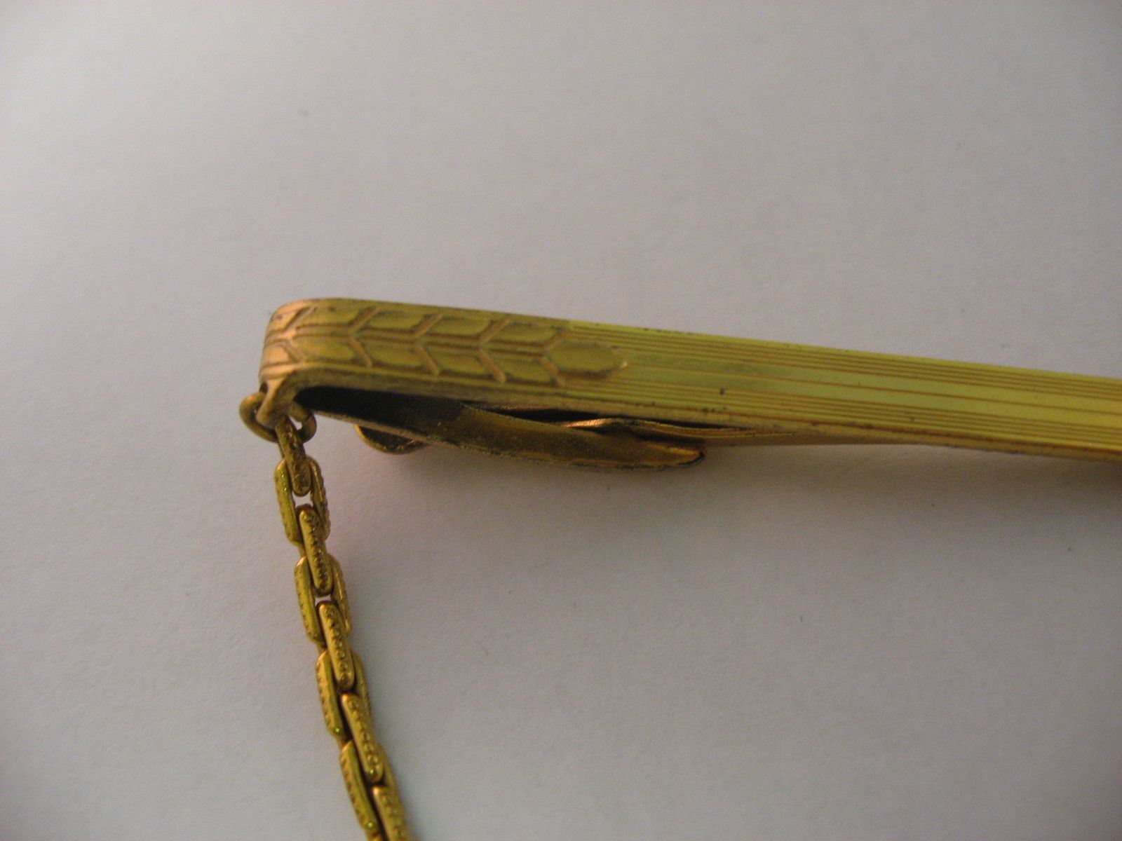 Vintage Gold Tone Men’s Tie Bar Clip w/ Chain Etched Wheat Leaf Design USA Made