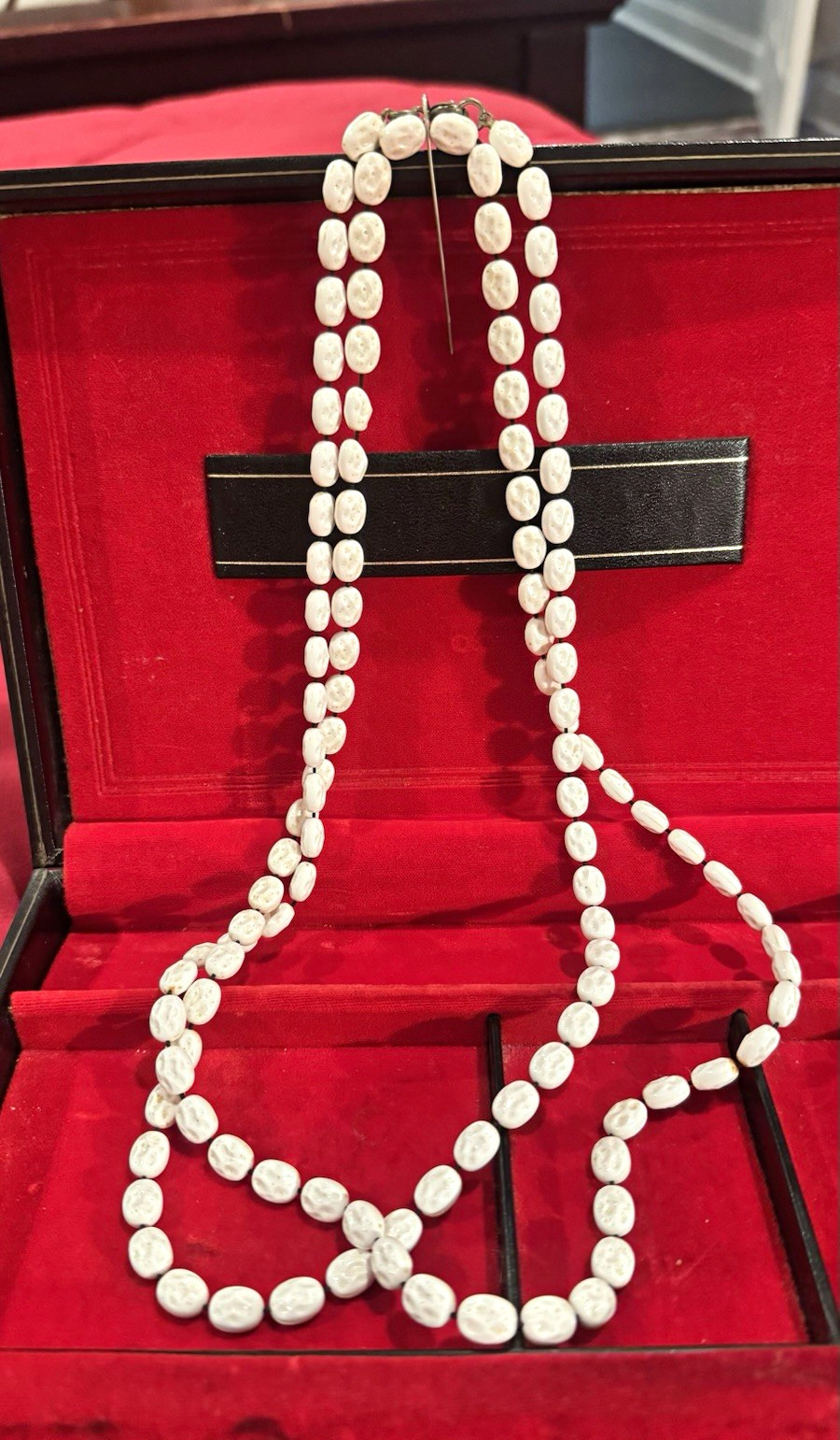 Signed Sarah Cov White Oval Plastic Beaded Strand Necklace Ball/Bead Chain