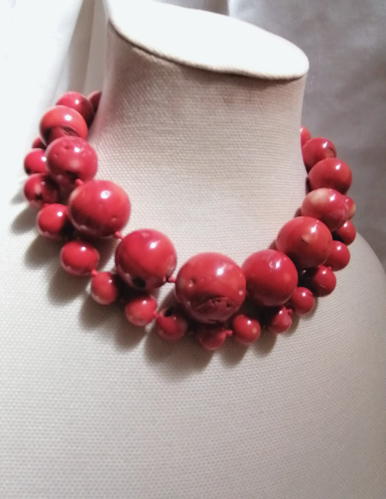 SPECTACULAR RED BAMBOO CORAL MAXI BALL CLIMBING NECKLACE, NEW.
