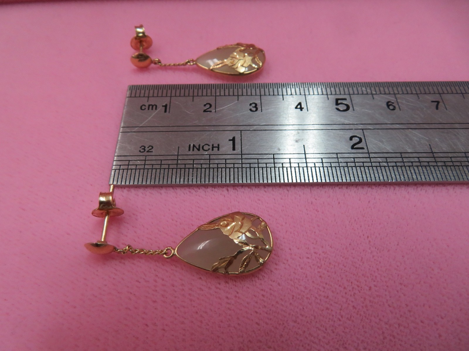 Vtg 14K Y. Gold Framed Filigree Rose Jade Dangle Drop Earrings 3.17 Grams