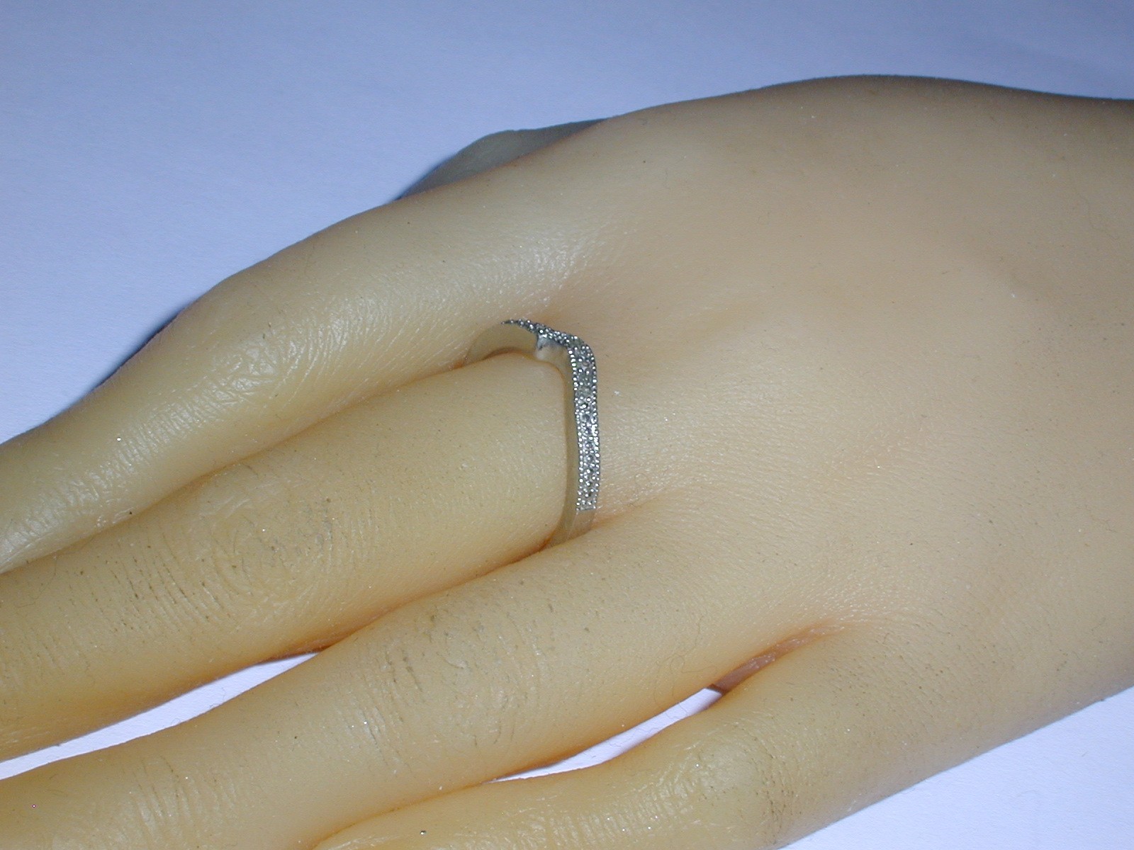 NARROW STERLING SILVER DIAMOND BAND RING WITH V SHAPE CENTER- SIZE 7!