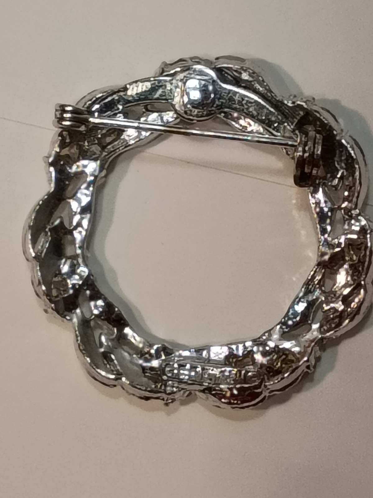 Gerrys Silver Tone Gold Accents Wreath Circle Brooch Pin Metal No Stone