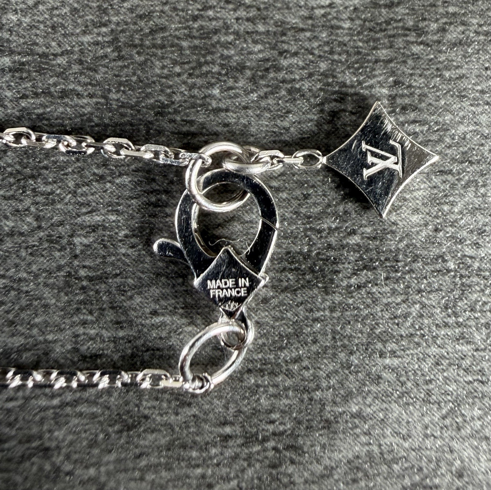 Auth Louis Vuitton Necklace Diamond 0.3ct LV Monogram Star-cut 18K 16” ~ 3.1 Gr