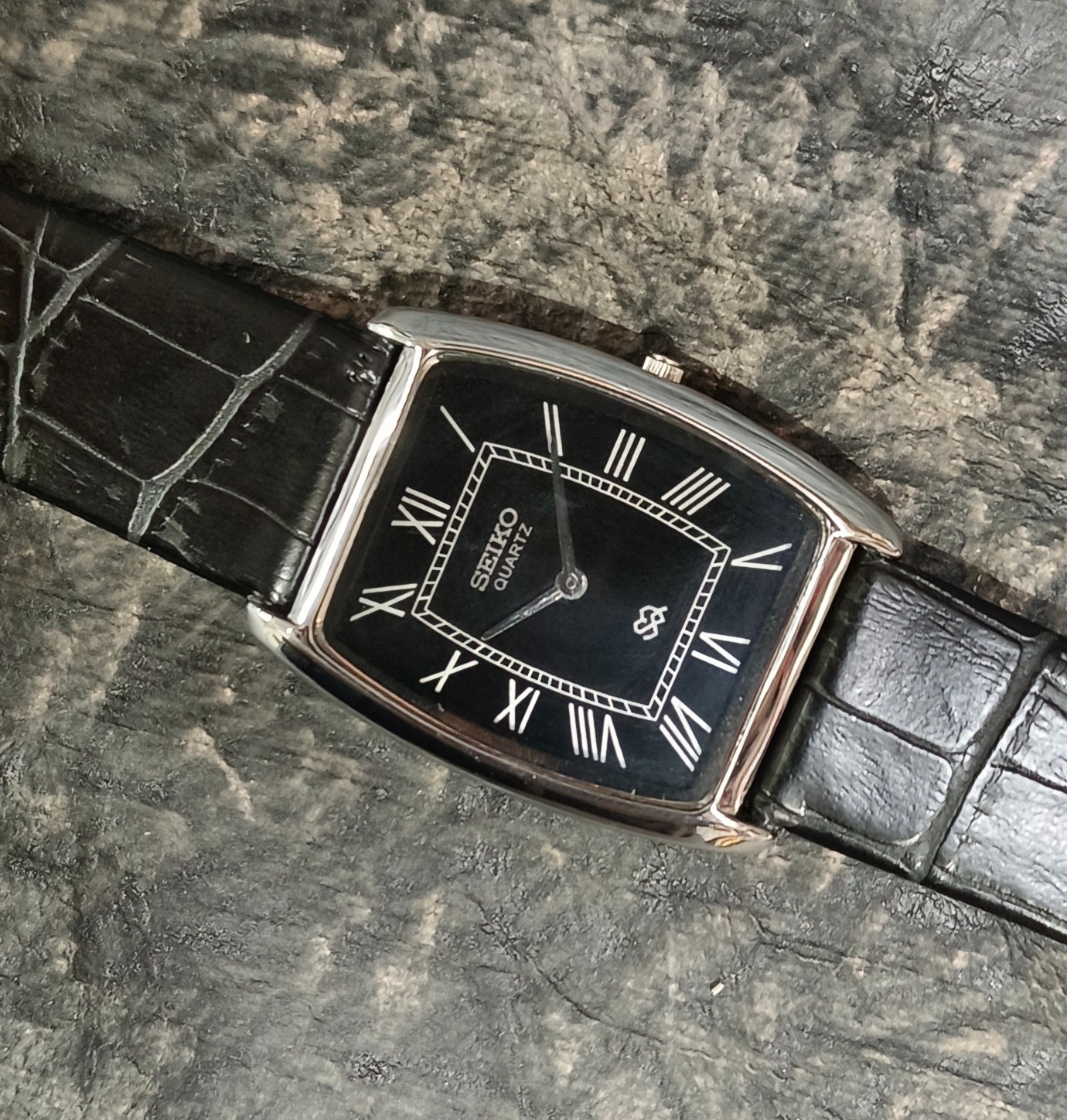 Seiko Quartz Tank Style Slim Watch Two Hands Classic Roman Dial Dress Wristwatch