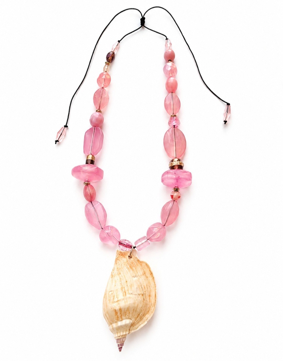 Collar veraniego confeccionado en hilo chino con largo ajustable en tonos rosa