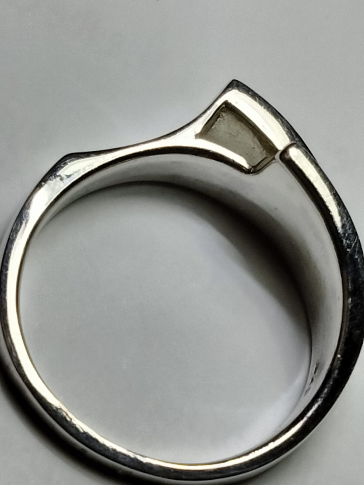 CHARMING MOP INLAYS IN TRENDY STERLING SILVER.925 RING SIZE 8.75-9.0