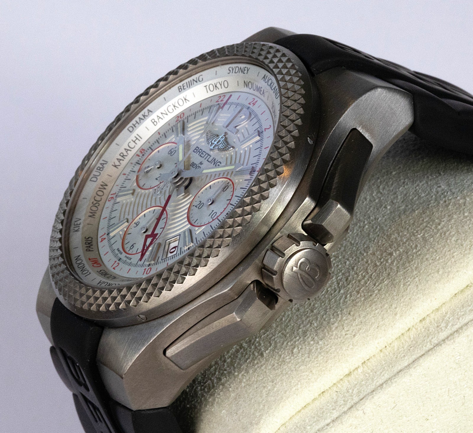 Breitling Bentley GMT Light Body B04 White Dial Rubber Strap 45mm Titanium Case