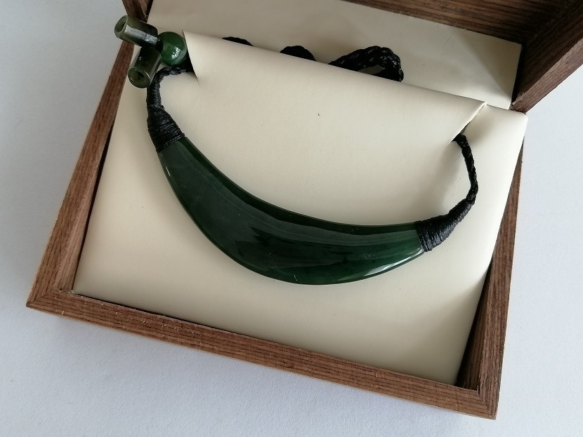 Beautiful New Zealand style Jade Polished Curve Pendant Necklace 69mm L Unisex