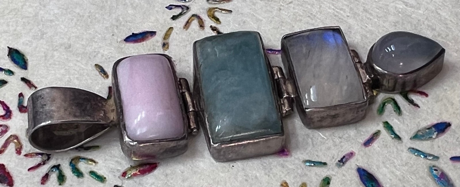 SILVER & MULTICOLOR STONES PENDANT measuring 2-3/4″ weighing 15 grams EXCELLENT