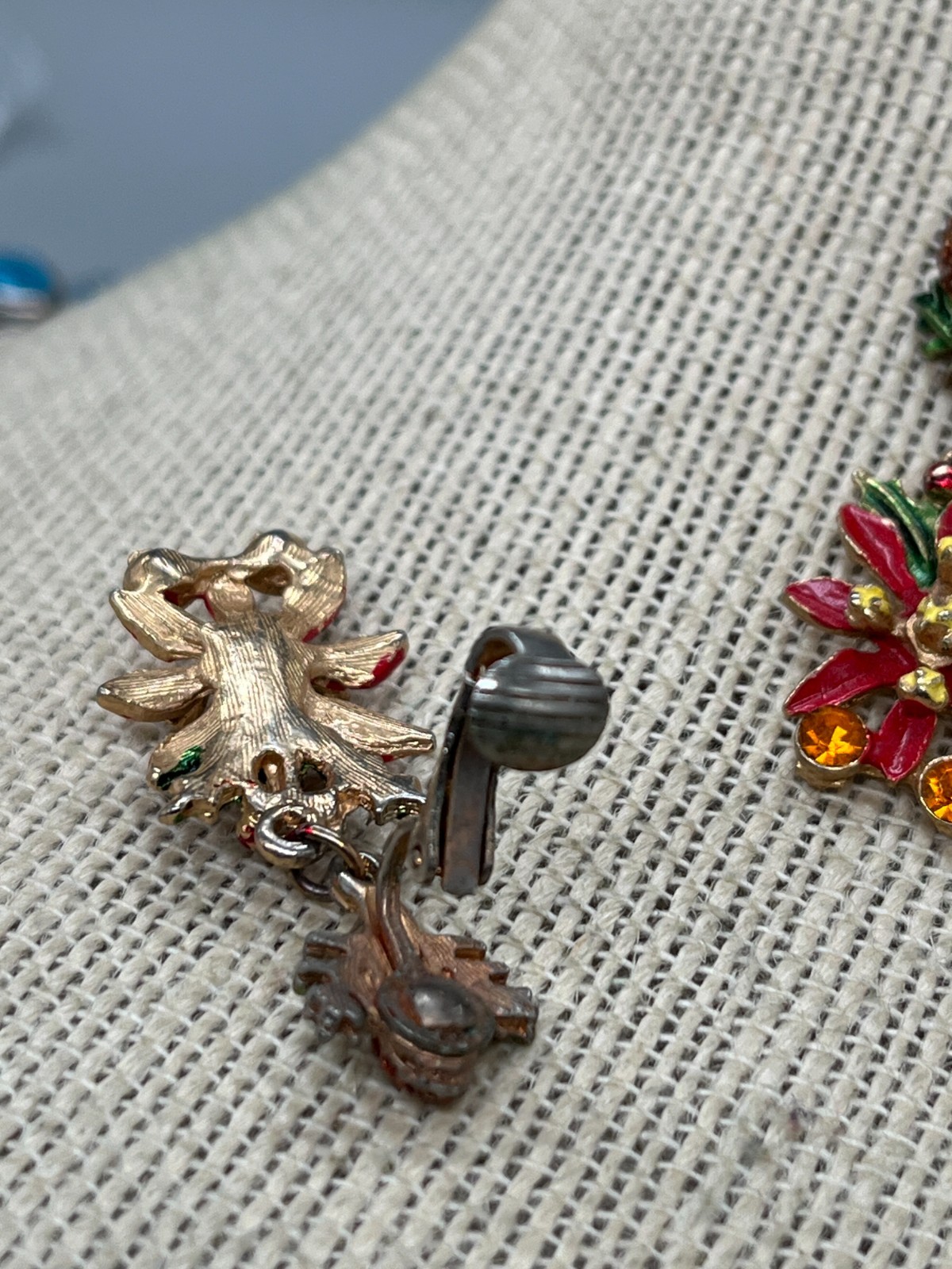 Vtg Christmas Metal and Enamel poinsettia Dangling Clip-on Earrings 1.5″ wbk
