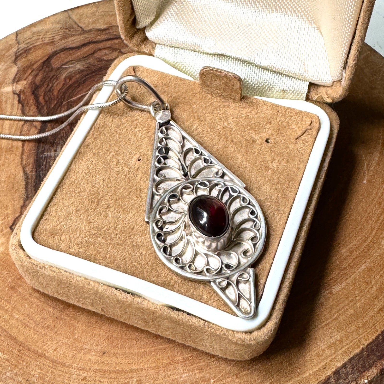 Vintage Sterling Silver 925 Filigree Scrollwork Pendant Necklace 46cm Garnet
