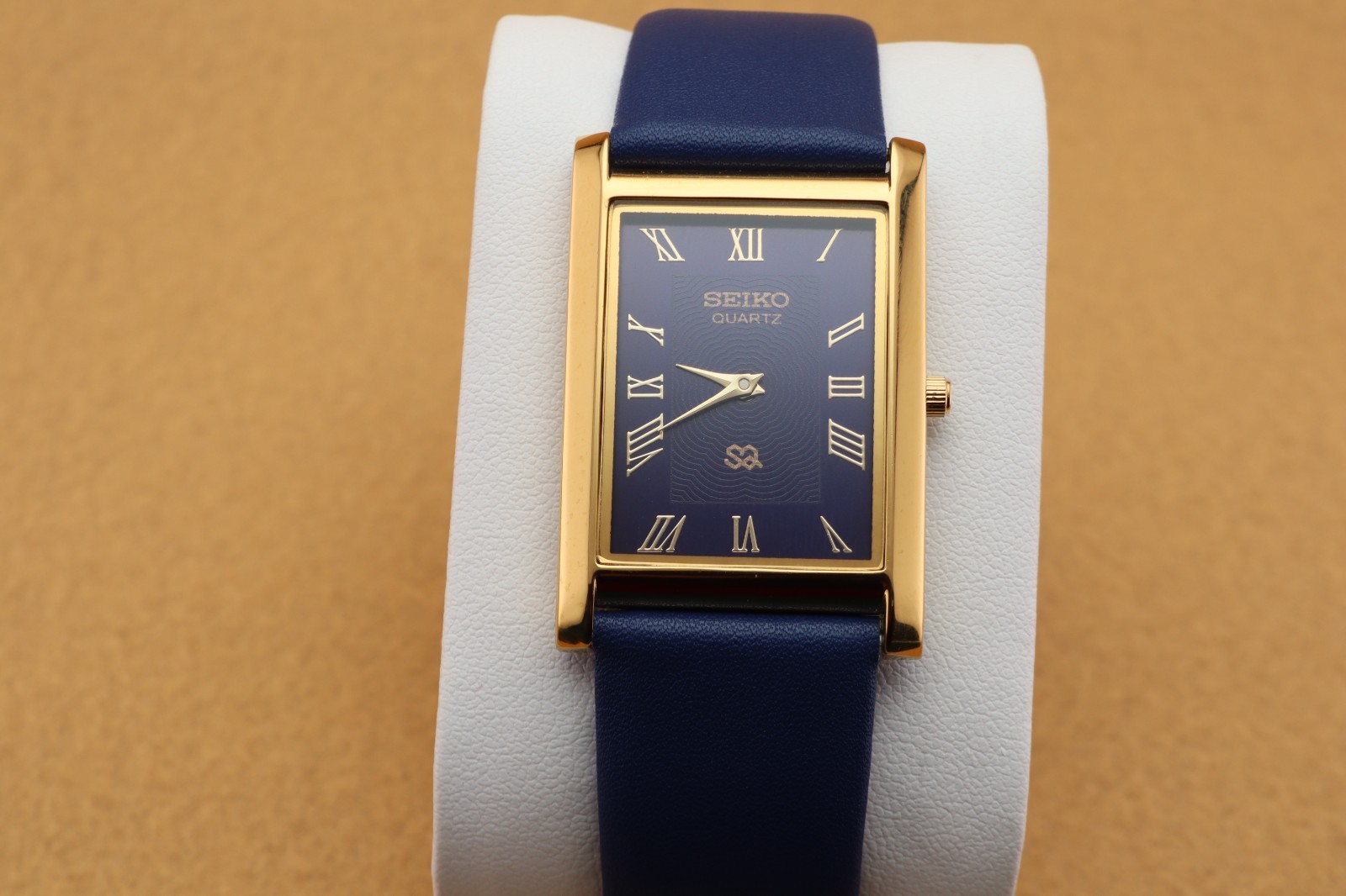Vintage Seiko Slim Quartz Men’s Wrist Watch Blue Dial with Blue Strap.