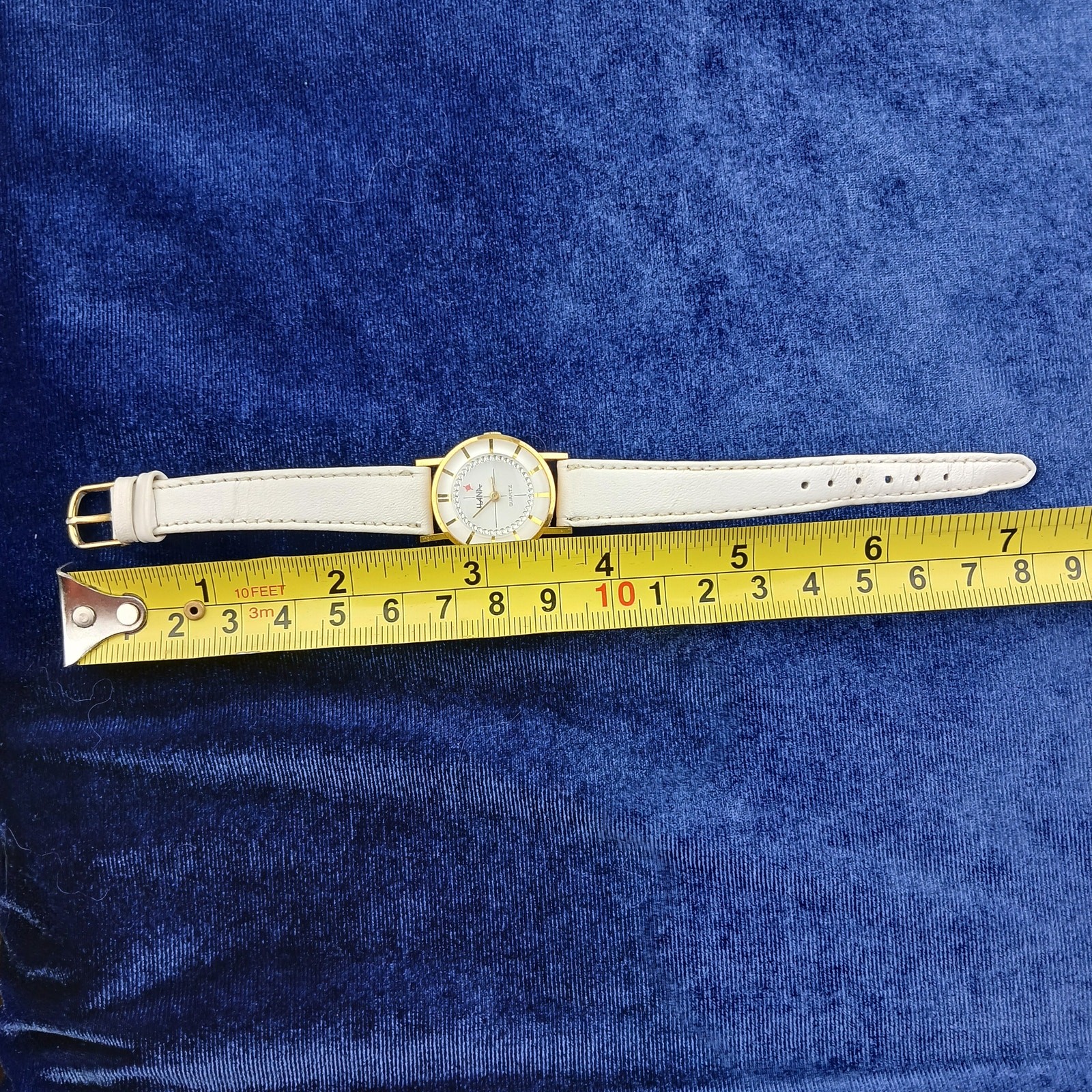 Hana Quartz Ladies Analog Wrist Watch white band numberless face works great