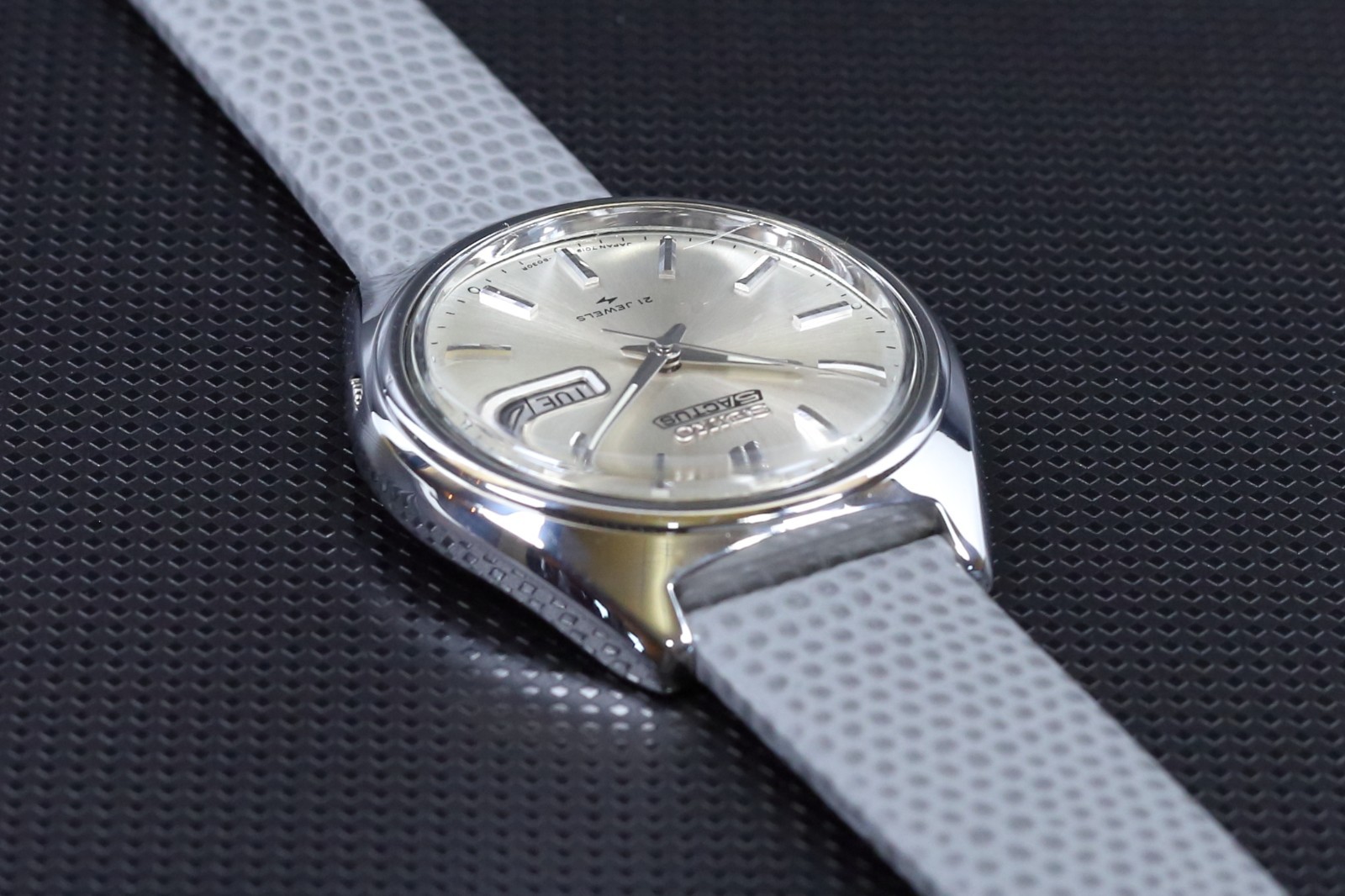 Vintage Seiko 5 Actus 7019-8010 Auto 21J Silver Sunburst Day-Date Japan