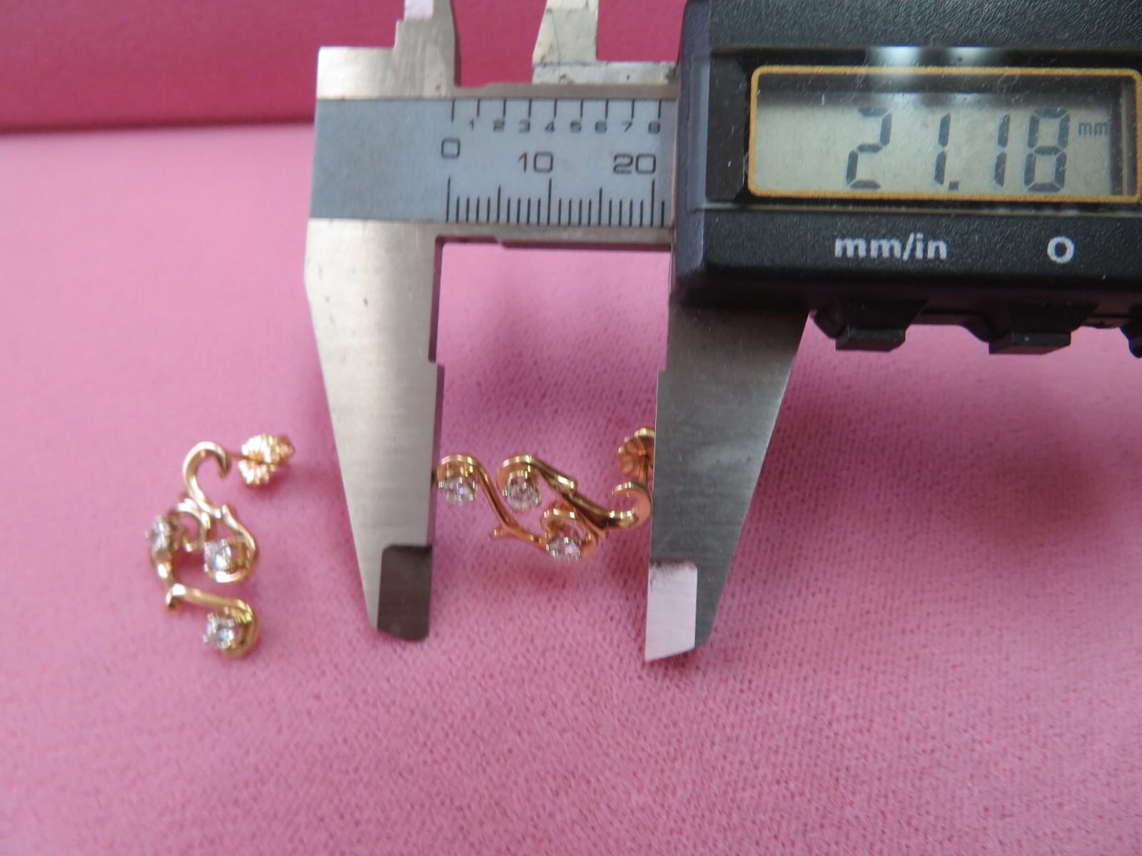 Pretty 14K Solid Yellow Gold .6CT Diamond Stud Earrings 3.85 Grams